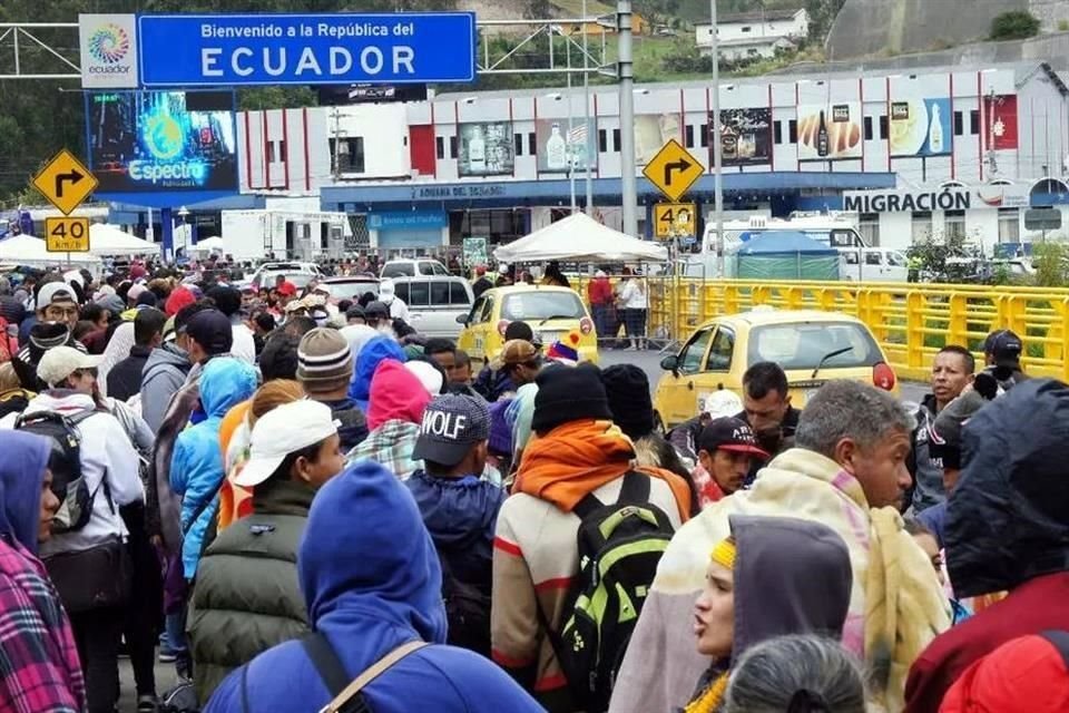 Unos 17 mil venezolanos en Quito han sido registrados para vuelos de repatriación y muchos más continúan a la espera afuera del consulado en la capital ecuatoriana.