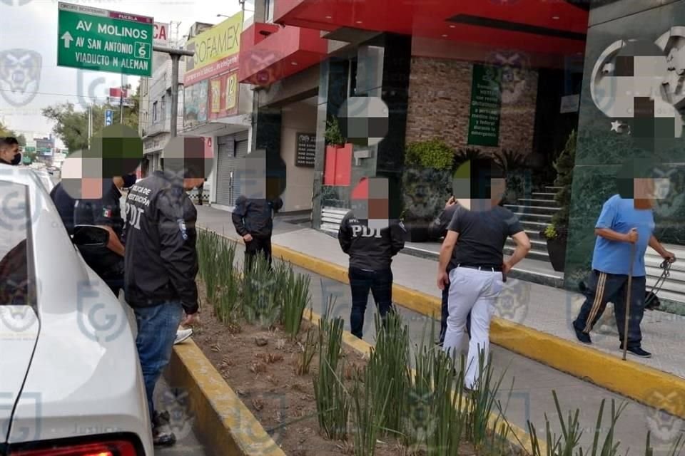 Agentes de la Fiscalía capitalina acudieron a rescatar a los 13 enfermeros en Tacubaya.