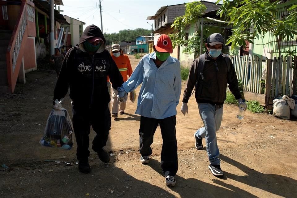 Vicente Vera, de 85 años, es llevado a Guayaquil desde Cerrito de los Monteros, para ser atendido, tras presentar síntomas parecidos a Covid-19.