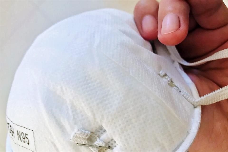 Las mascarillas N95, recomendadas para el personal médico y de enfermería que atienden a pacientes con Covid-19, han sido adquiridas con su propio dinero.
