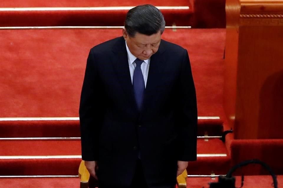 El Presidente chino, Xi Jinping, participa en la toma de un minuto de silencio por las víctimas de Covid-19.