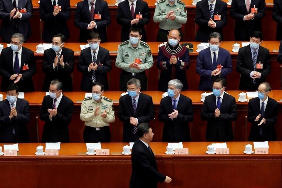 El Presidente camina junto a funcionarios que participan en el acto político.