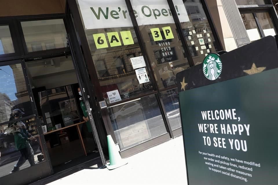 Starbucks se adapta a las medidas de distanciamiento social por la pandemia del coronavirus.