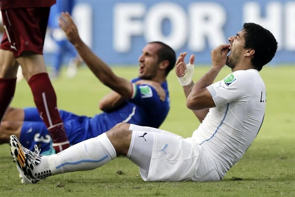 El delantero uruguayo mordió al defensor italiano, durante el Italia vs. Uruguay de la Copa del Mundo 2014.