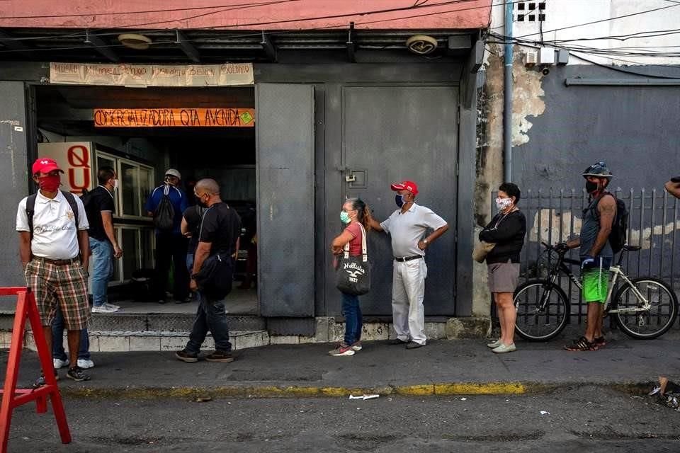 Personas hacen fila para comprar en una carnicería, el 16 de mayo de 2020, en Caracas.