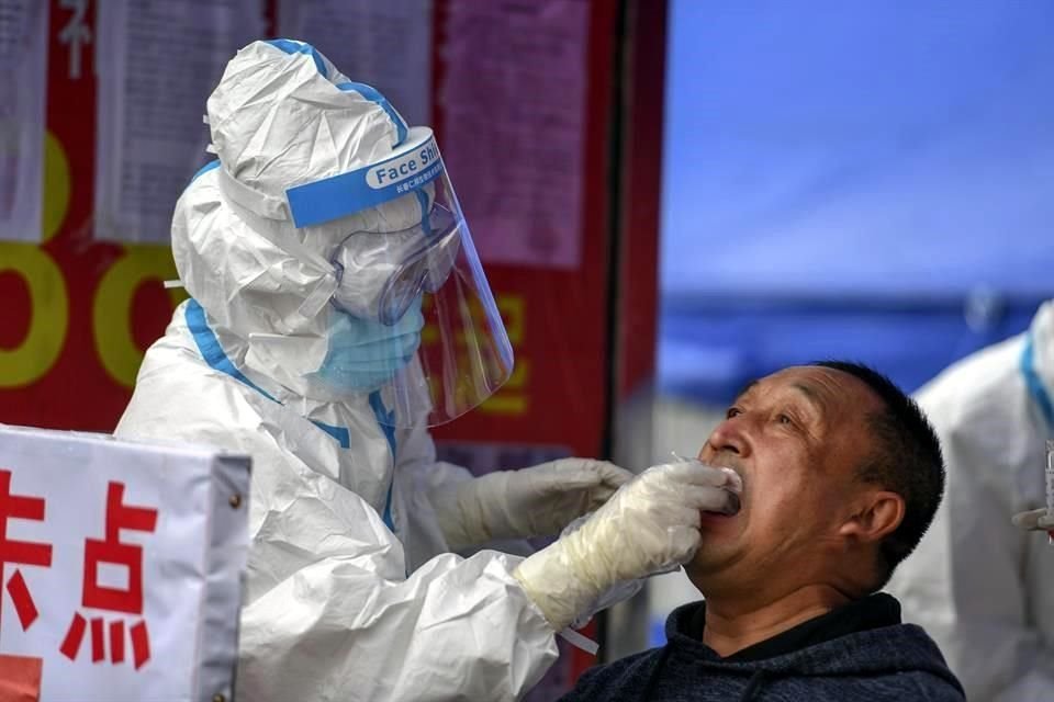 Personal médico toma muestras para pruebas de Covid-19 en Shulan, China.