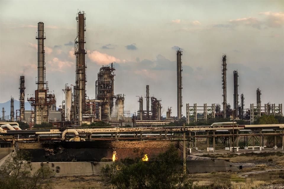 Pese a las promesas de llevarlas al 70 por ciento de su capacidad, la utilizacin de refineras de Pemex est por debajo del 50 por ciento.