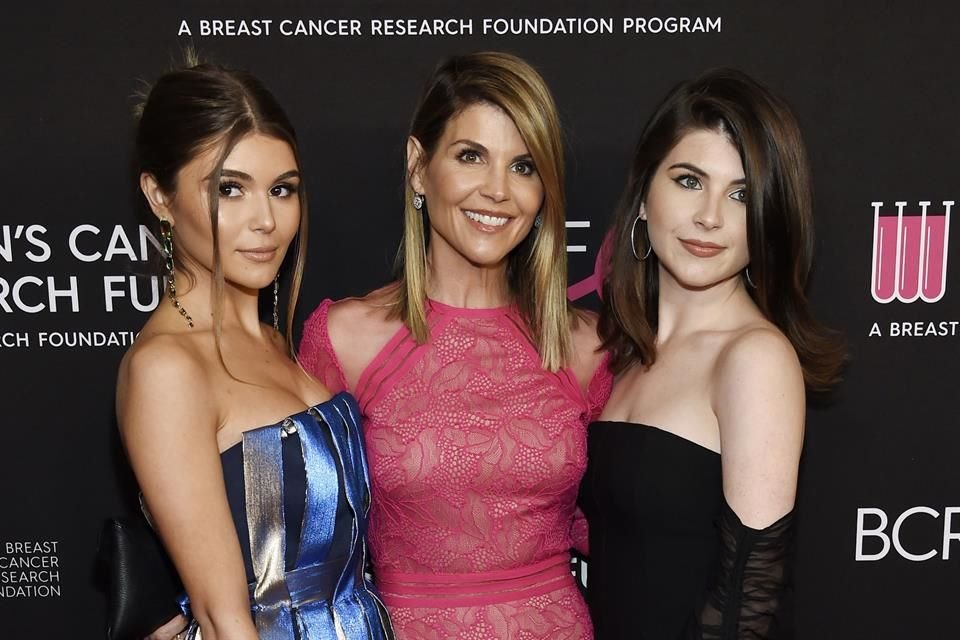 Las hijas de Mossimo Giannulli y Lori Loughlin, Isabella Rose (der.) y Olivia Jade (izq.), se encuentran preocupadas por la posible condena que le darán a sus padres tras declararse culpables.