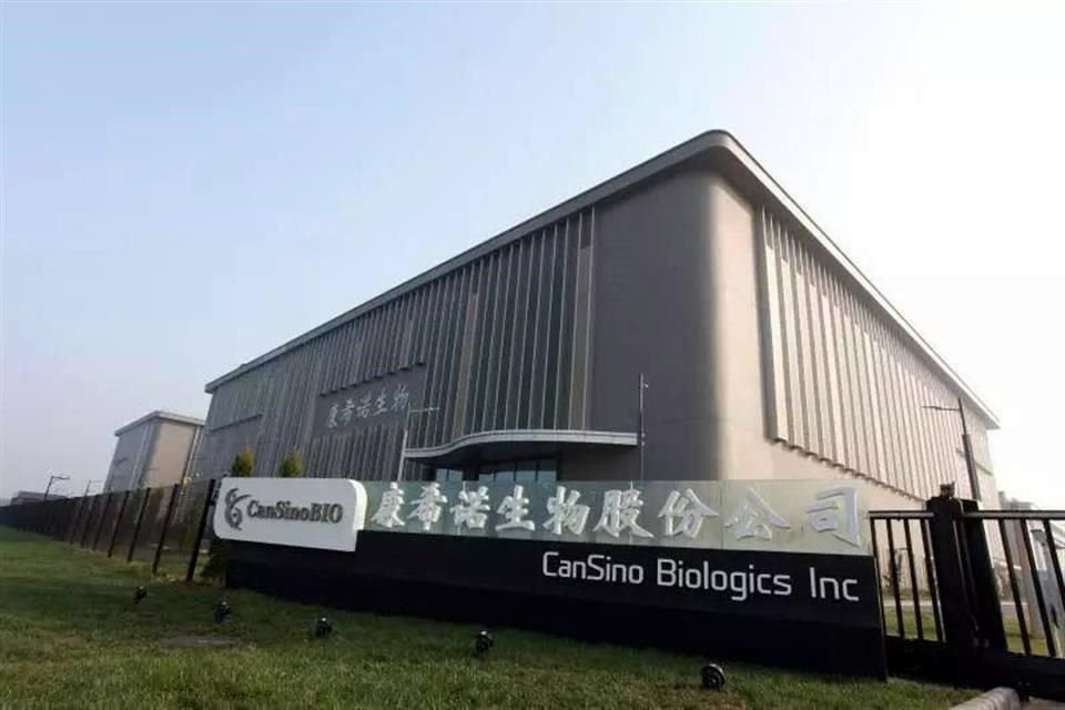 Reguladores en China autorizaron para uso de emergencia una vacuna de refuerzo administrada por inhalación desarrollada por CanSino Biologics Inc. 