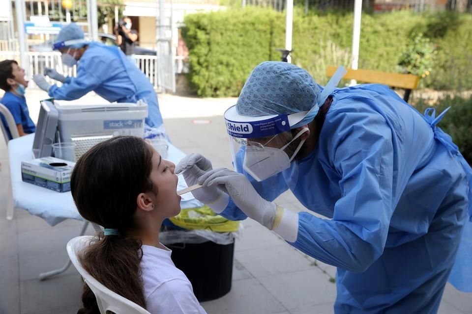 Personal de salud toma pruebas de Covid a niños en Chipre.