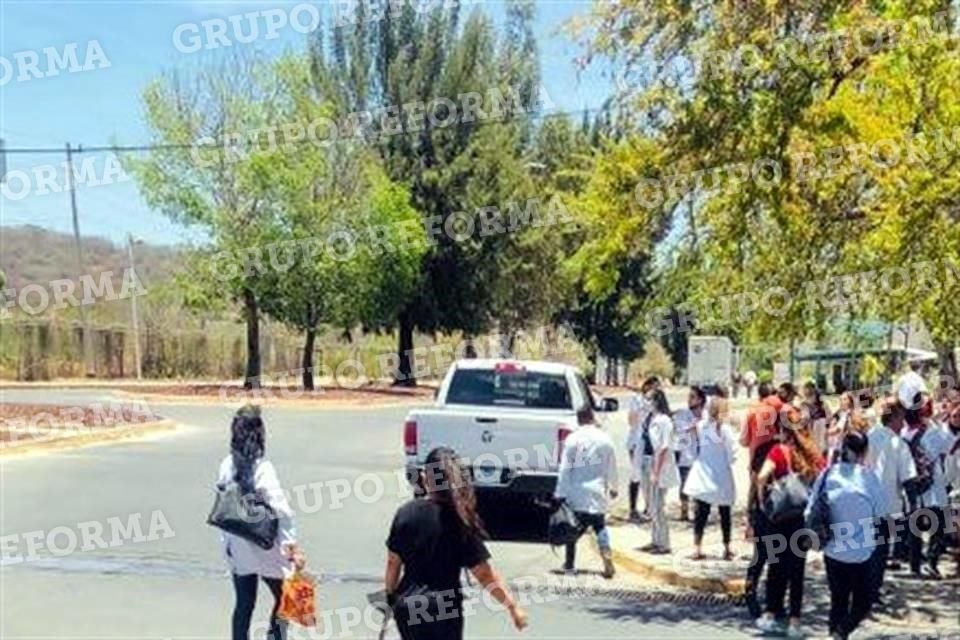 Los familiares de los internos esperaron por casi 4 horas afuera del complejo para que les permitieran el ingreso.