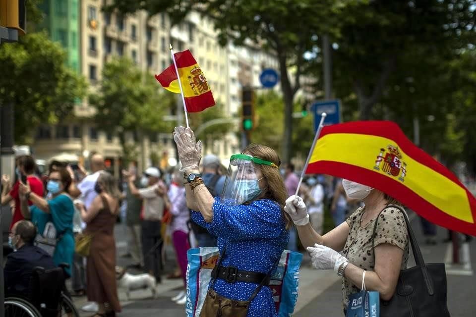 Miles de personas se manifestaron desde sus vehículos en España contra la gestión del Gobierno durante pandemia por Covid-19.