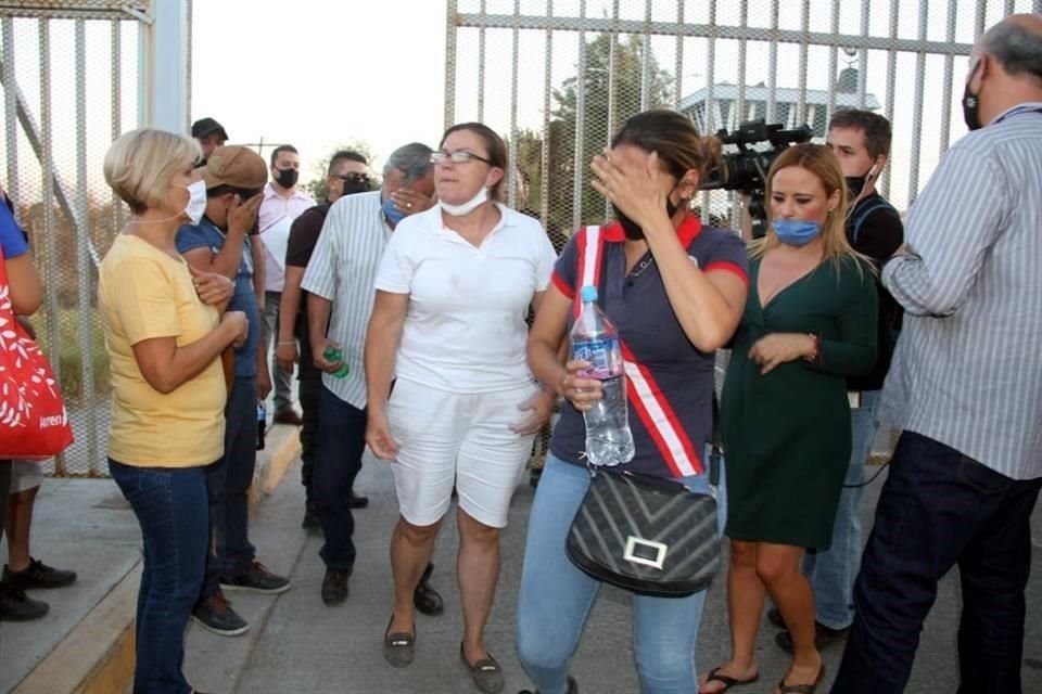 Angélica (de blanco) narró que una amiga le avisó de la agresión ocurrida al interior del reclusorio donde se encontraba su hijo.