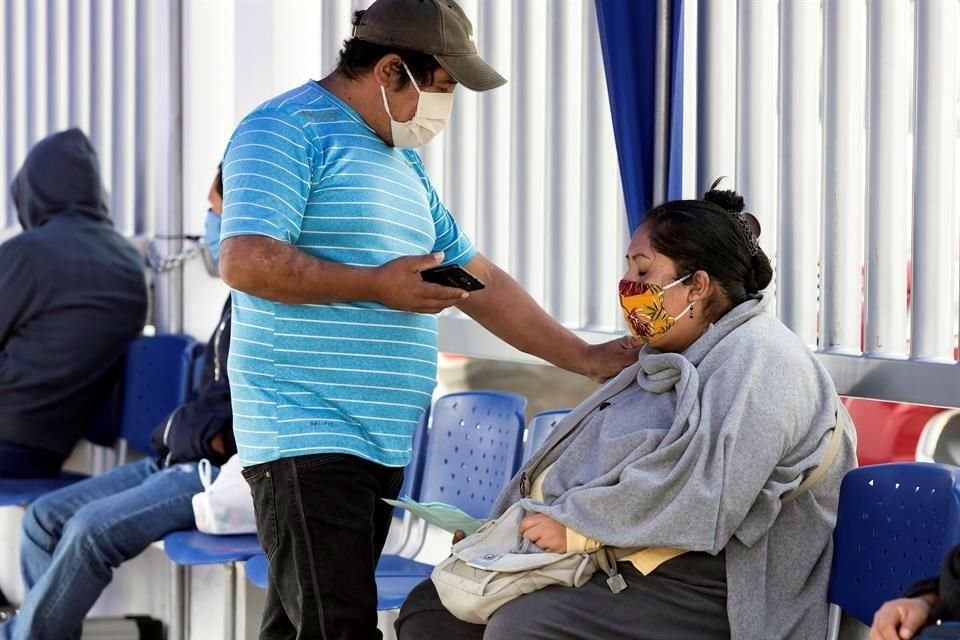 La angustia y desesperación envuelven cada día de pandemia a los hospitales de Perú, el segundo país de Latinoamérica con más casos de coronavirus.