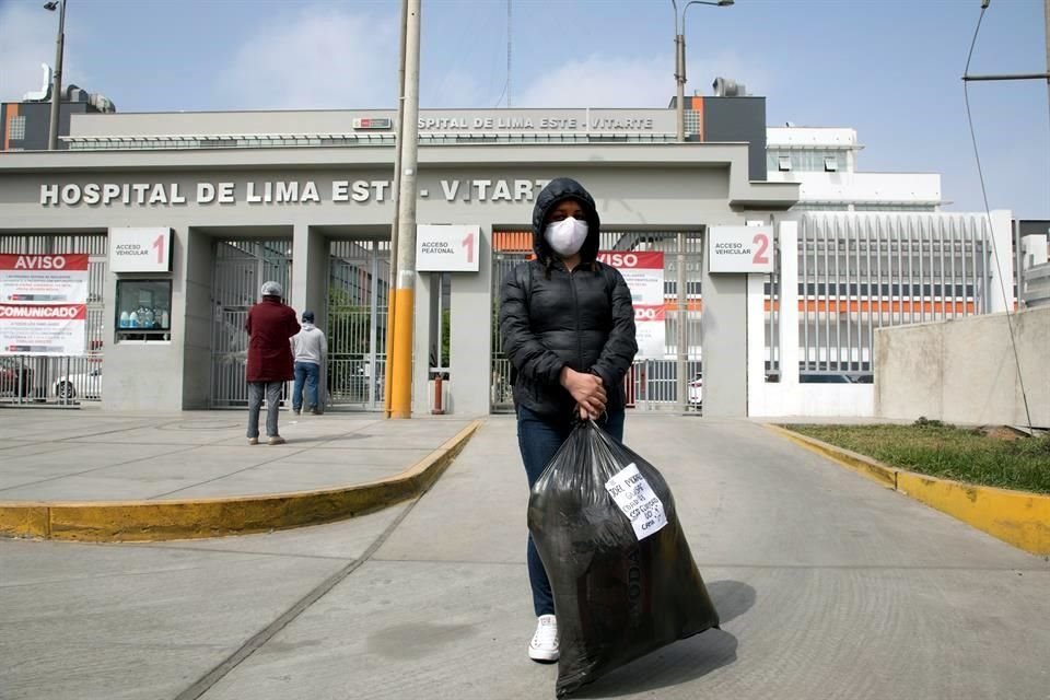 Wendy Echenique posa con una bolsa con objetos de un paciente de coronavirus, el viernes, en el Hospital de Lima Este-Vitarte, en Lima, Perú.