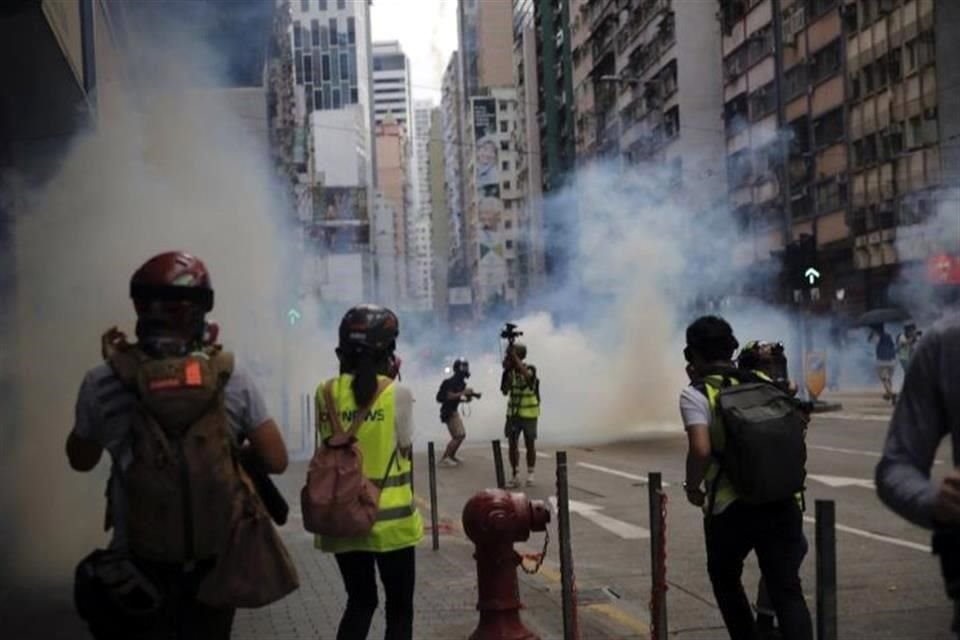 Las fuerzas del orden dispersaron a los manifestantes con gas lacrimógeno y detuvieron a varios de ellos.