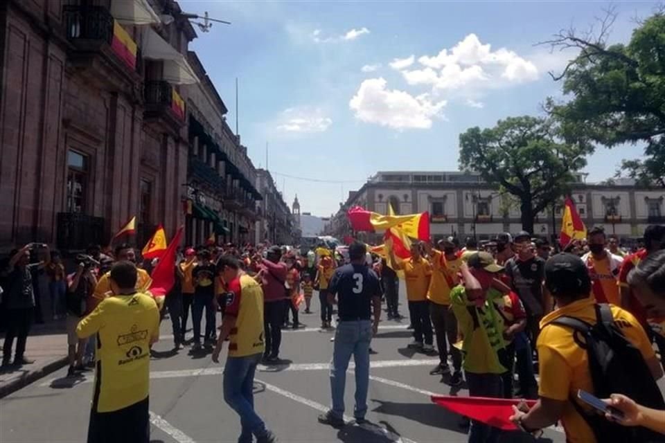 Los aficionados decidieron arriesgarse y salieron a las calles para manifestarse ante los rumores de la marcha de su equipo.