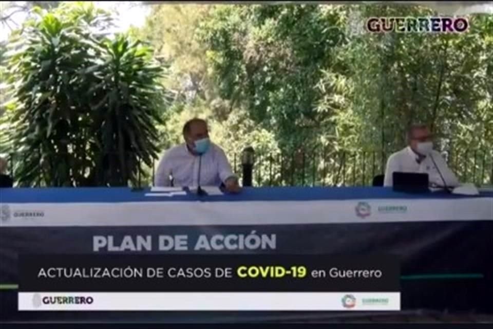 Autoridades en conferencia de prensa este domingo.