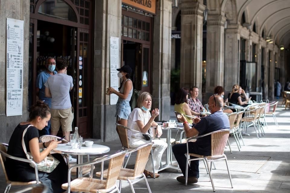 Varios clientes toman sus bebidas en una terraza de la Plaza Real, en Barcelona.