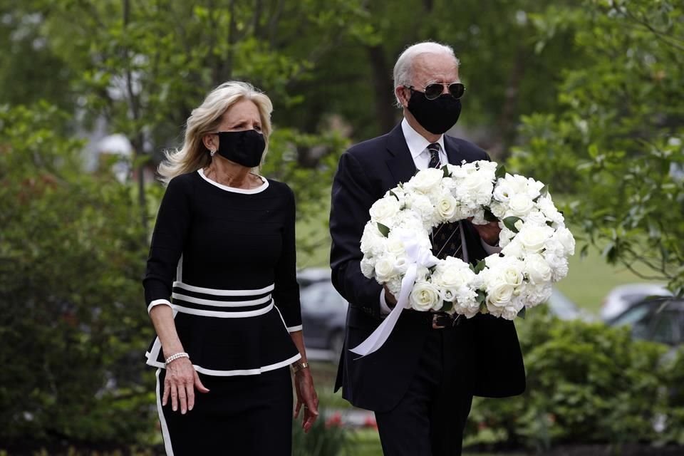 Joe Biden y Jill Biden acudieron al panteón para veteranos en Delaware.