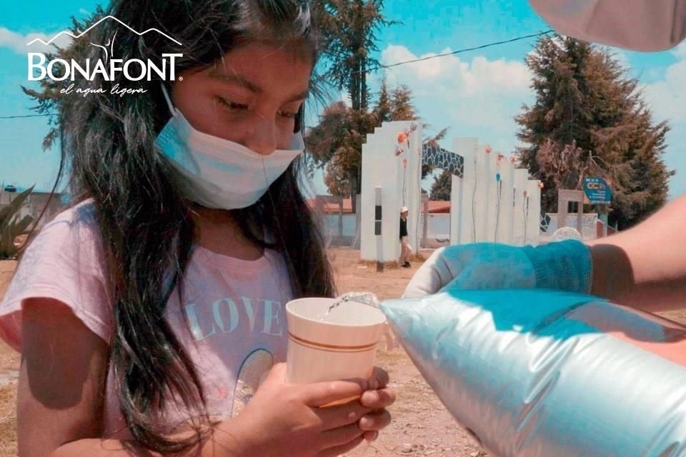 Donan agua a comunidades vulnerables.