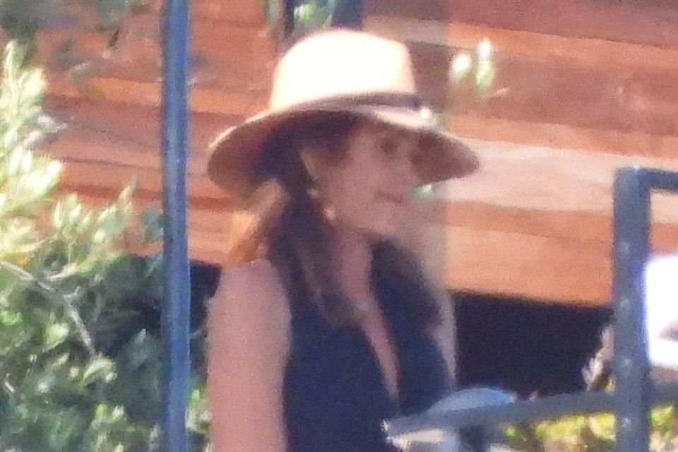 Cindy Crawford se la pasó en la sombra para no asolearse.