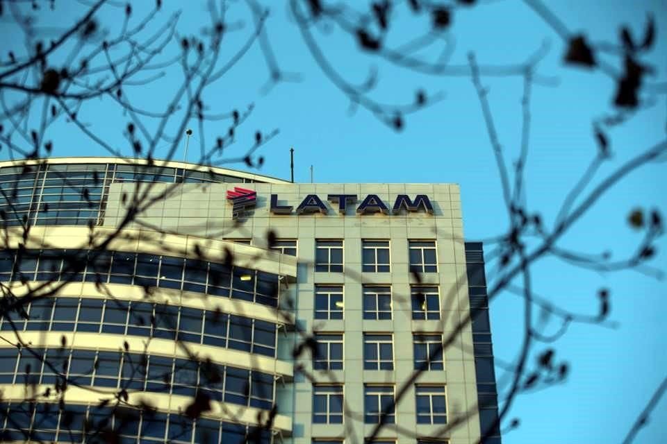 Vista del edificio corporativo de la aerolínea chilena LATAM, que el martes inició un proceso para acogerse al capítulo de quiebras de la ley estadounidense.