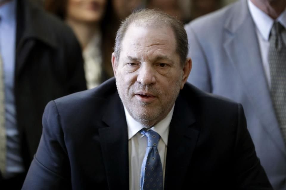 Según la firma, Weinstein les debe más de 166 mil dólares.