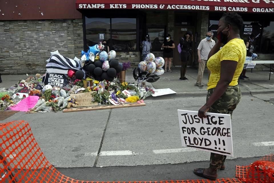 Manifestantes celebraron un memorial por George Floyd.