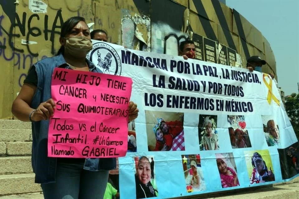 Padres de niños con cáncer en una protesta afuera de la Secretaría de Salud.