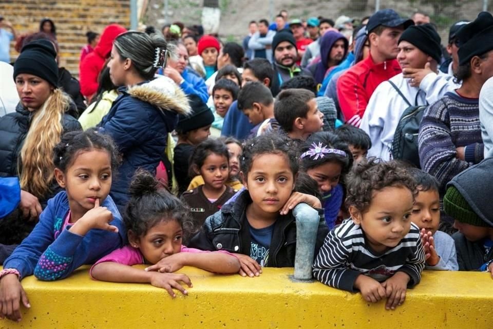 Según DHS Watch, EU ha prohibido a migrantes reunirse con sus familias en territorio estadounidese durante la pandemia.