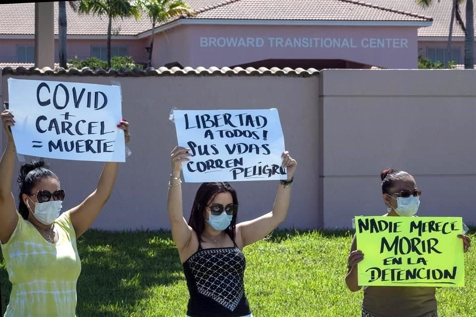 Fotografía de archivo fechada el 1 de mayo de 2020 que muestra a manifestantes contra los centros de detención del Servicio de Inmigración y Control de Aduanas, en Pompano Beach, Florida.