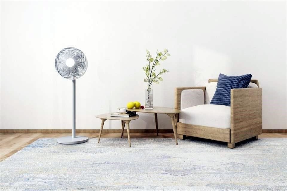 El Mi Smart Fan 1 es un ventilador inteligente compatible con el  Asistente de Google y Alexa, que refresca el aire con un sistema silencioso.