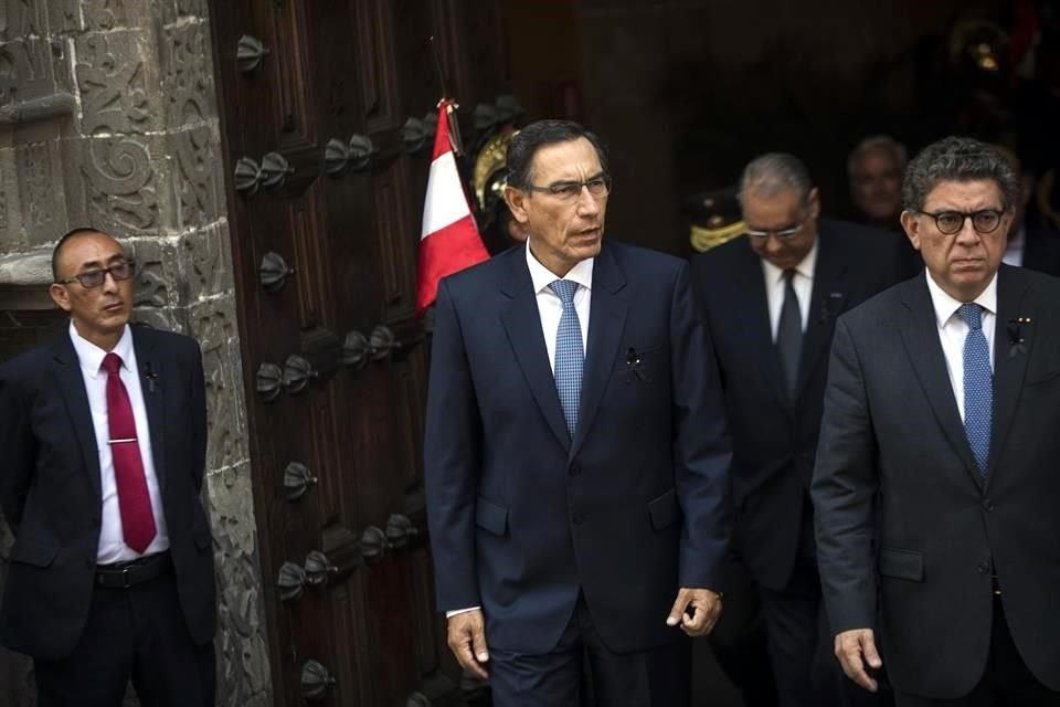 El Presidente de Perú, Martín Vizcarra y ministros recortaron su sueldo para ayudar a víctimas del Covid-19.