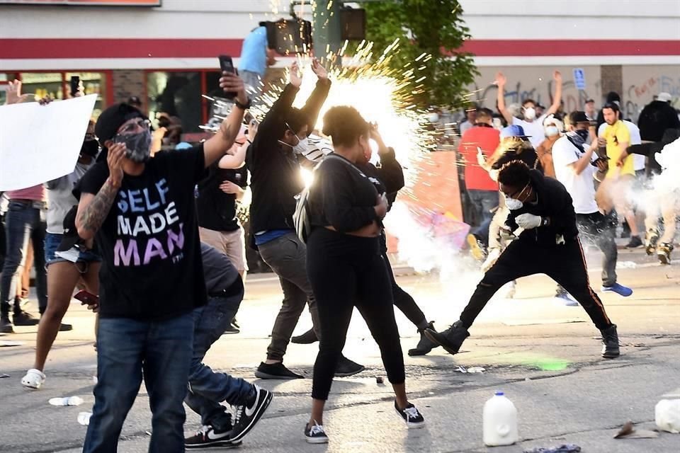 Vista de las protestas del miércoles por la tarde en que manifestantes se enfrentaron con policías.