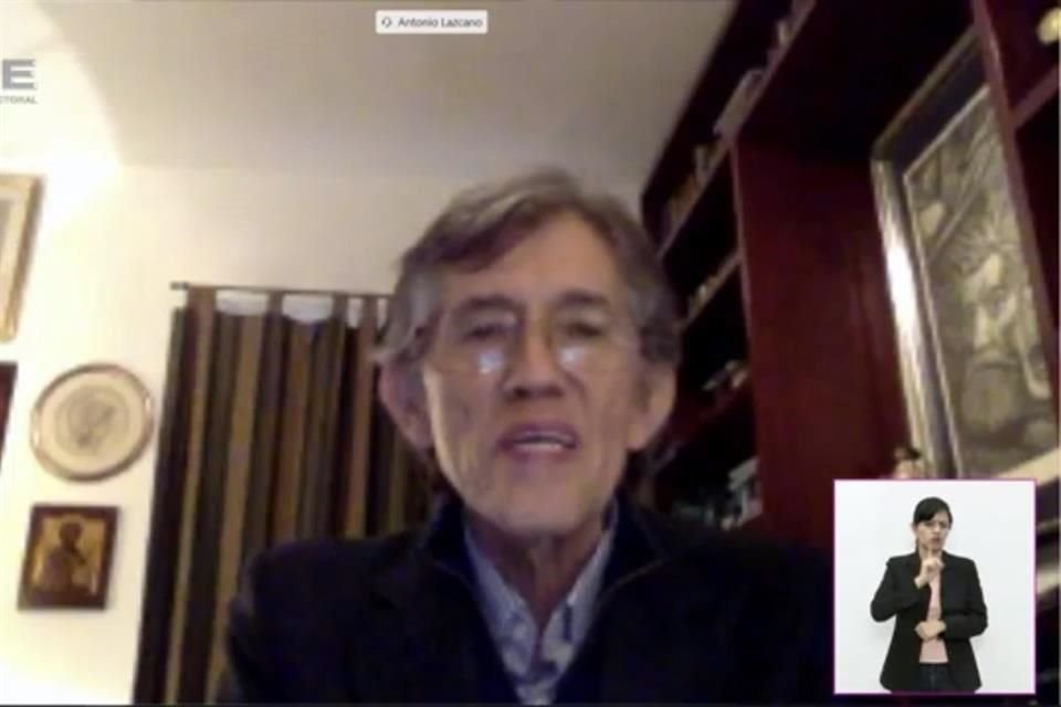 Antonio Lazcano participó en una conferencia organizada por el INE.