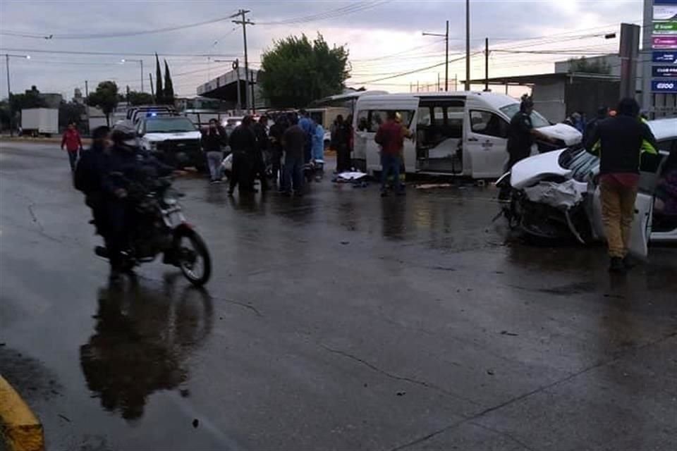 El choque entre una combi y un auto particular dejó como saldo 3 muertos y 12 lesionados en La Bandera de Tultitlán.
