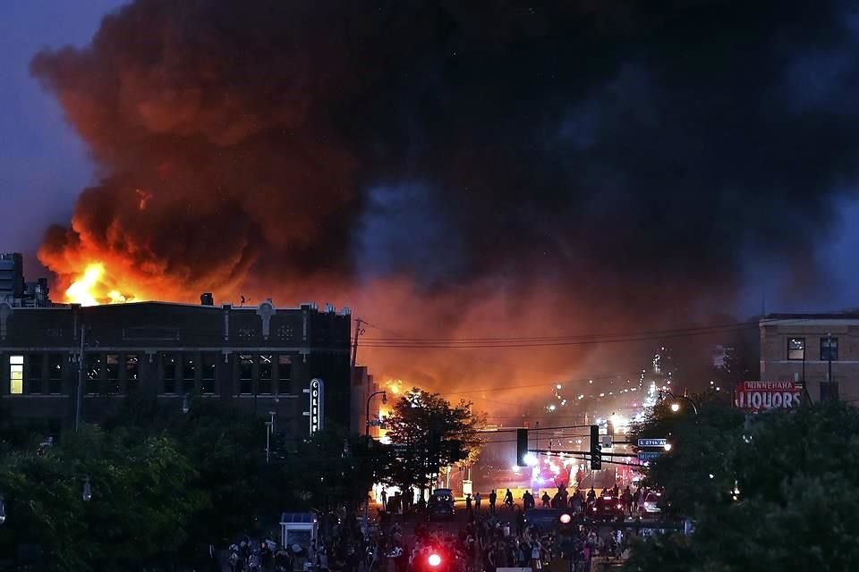 Un incendio se observa desde la avenida Hiawatha en Minneapolis.