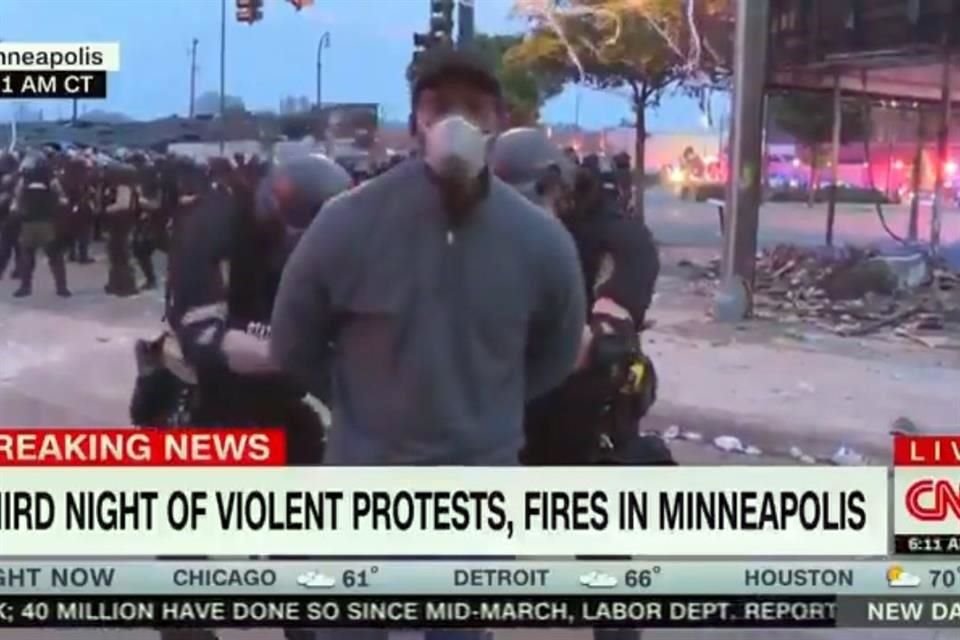 Omar Jimenez siendo arrestado por la Policía mientras trasnmitía en vivo.