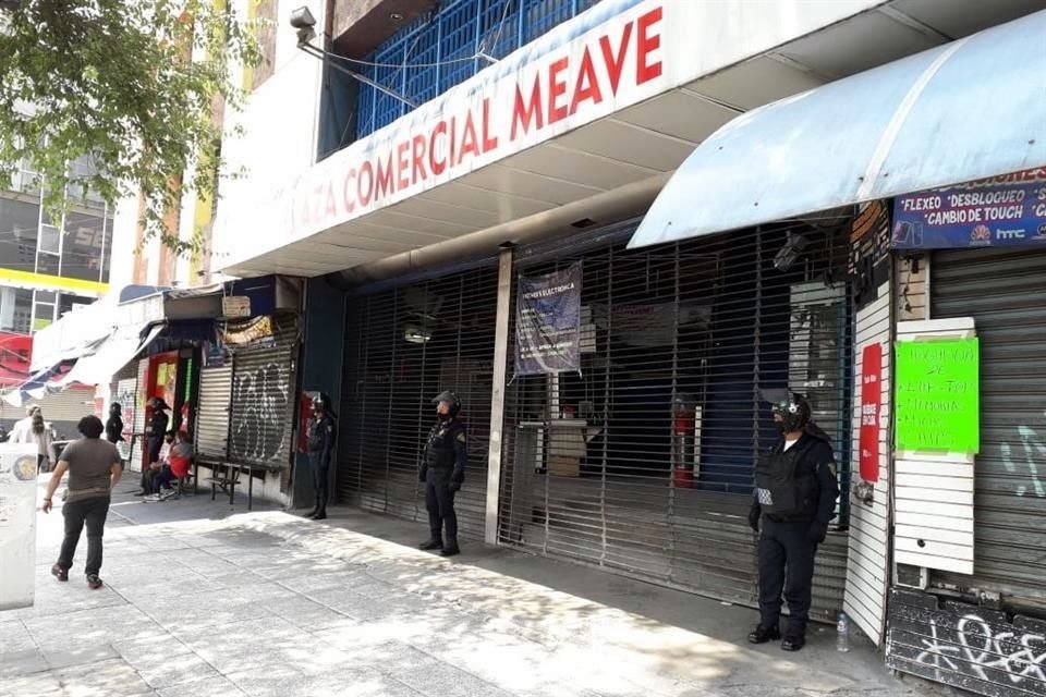 Policías se colocaron alrededor de la Plaza Meave para evitar la instalación de locatarios.