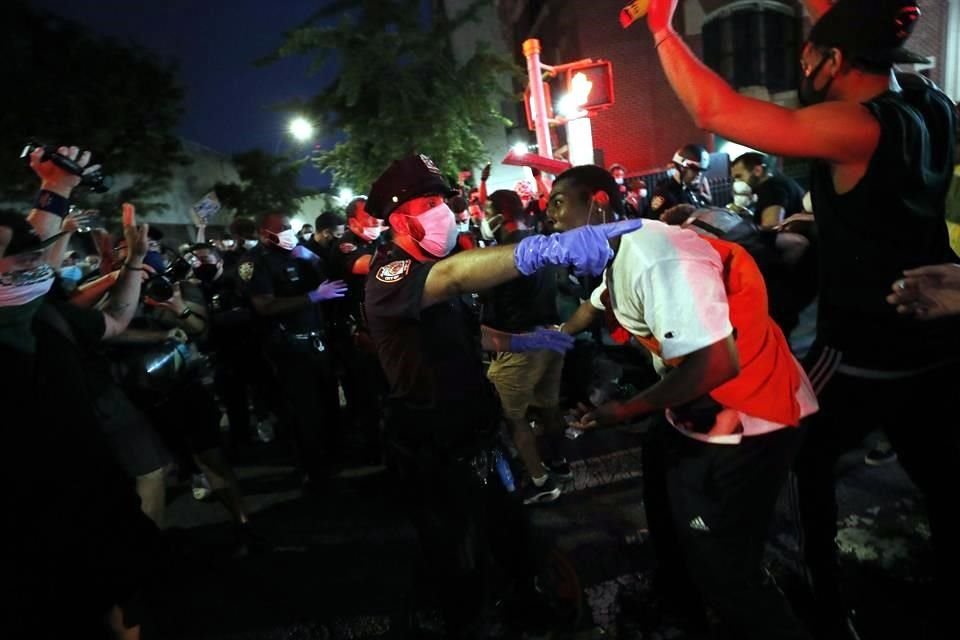 Cerca del Barclay's Center diversos grupos de manifestantes se confrontaron con la Policía.