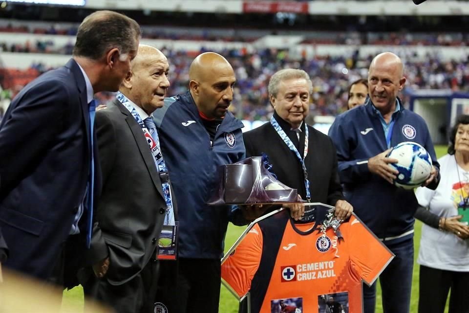 Los altos mandos de Cruz Azul son acusados de lavado de dinero.