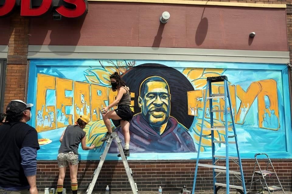 Xena Goldman ayuda a pintar un mural de George Floyd en la tienda donde fue asesinado.