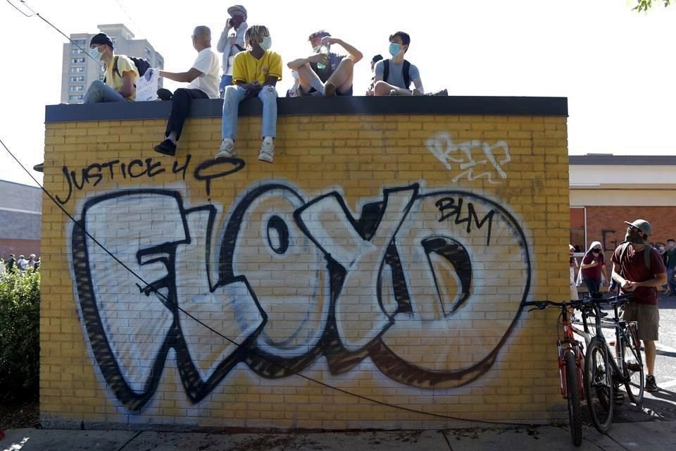 Un grafiti en Minneapolis rinde homenaje a Floyd.