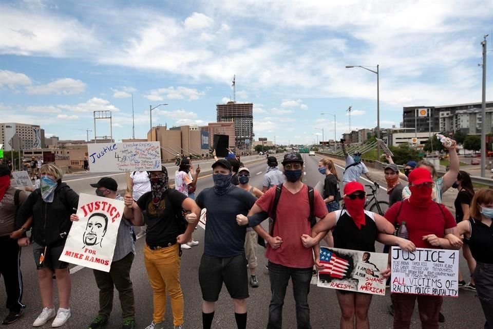 En Austin Texas, las personas bloquean el camino y piden justicia.