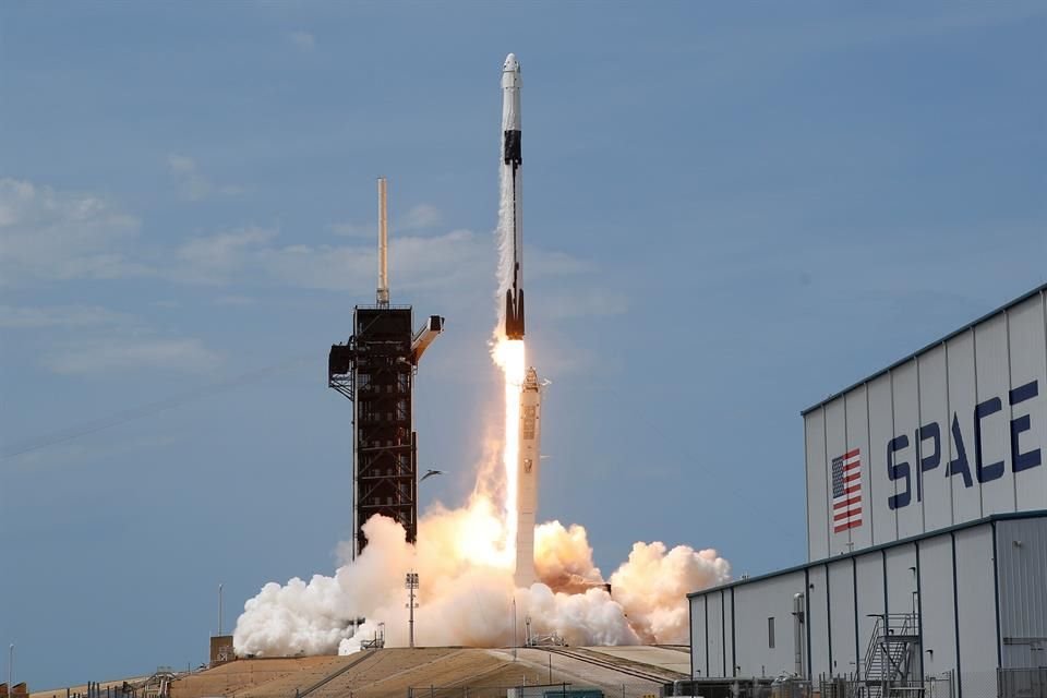 La misión, que marca diversos hitos, destaca en ser la primera a cargo de una empresa privada, SpaceX, en colaboración con la NASA.