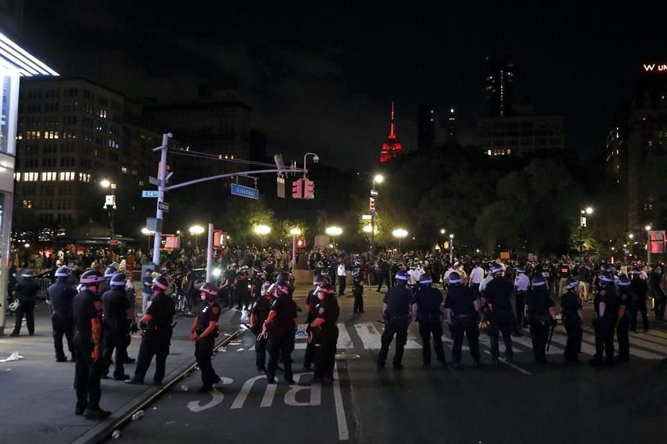 En la ciudad de Nueva York se han registrado aletercados entre manifestantes y elementos de la Policía durante las protestas.