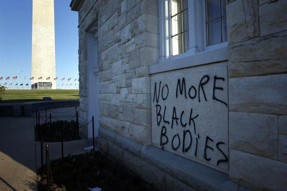 Diversos mensajes fueron pintados en las calles de la capital de Estados Unidos en contra del racismo hacia los afroamericanos por parte de las autoridades.