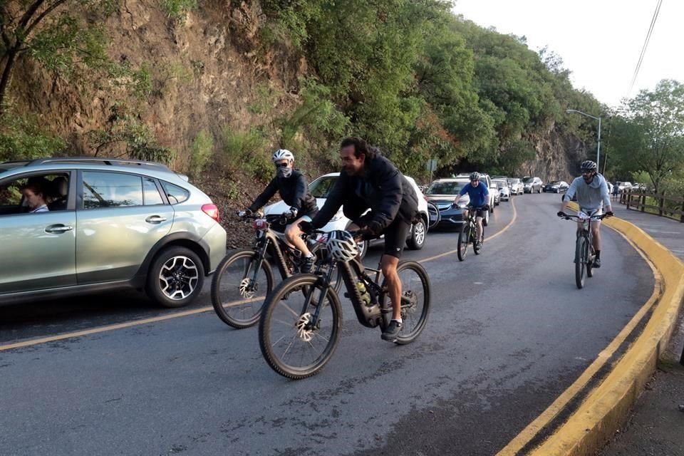 Desde antes de las 7:00 horas se pudieron apreciar unos 40 vehículos haciendo fila para ingresar a las instalaciones.