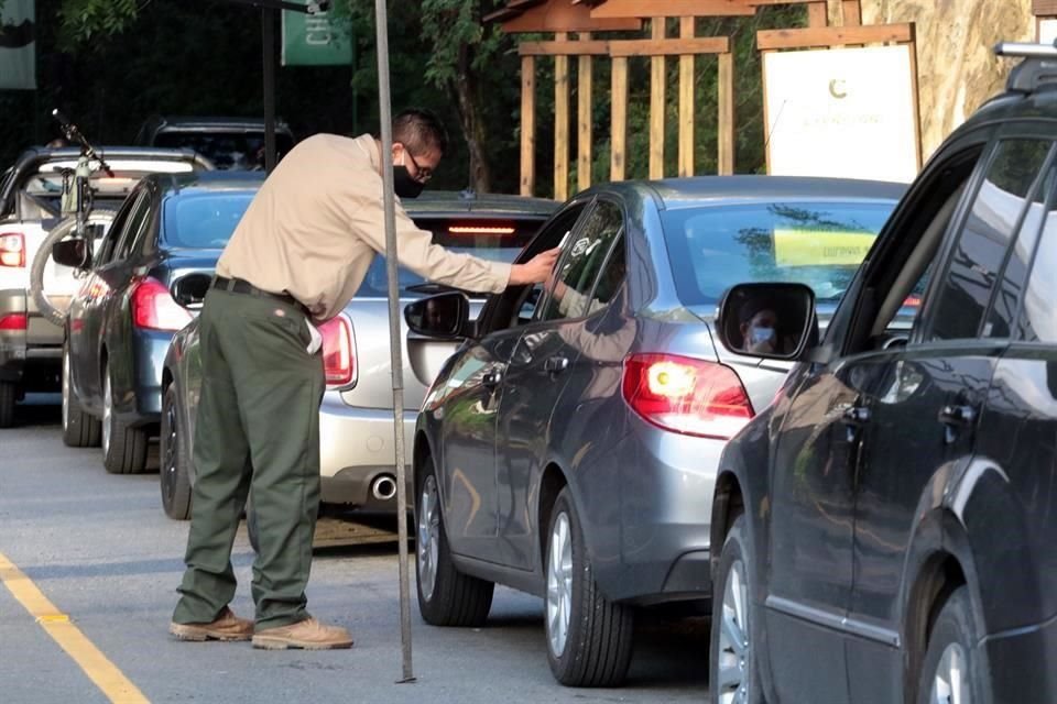 Desde antes de las 7:00 horas se pudieron apreciar unos 40 vehículos haciendo fila para ingresar a las instalaciones.